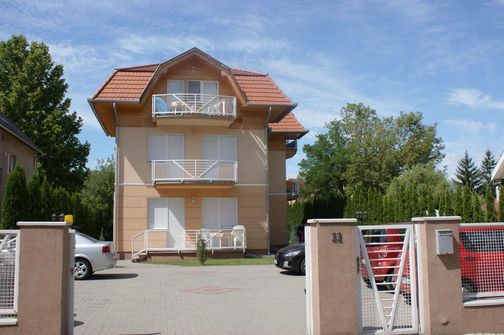 Árnyas Apartmanház Balatonlelle Bagian luar foto